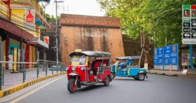 How to get around Chiang Mai in 2025: transportation options, neighborhood guides (Old City, Nimmanhaemin, Night Bazaar), and accessibility info