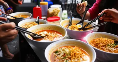 How Locals Judge the Best Khao Soi — Taste, Broth Style, Noodles, Toppings, and Authenticity Tips for First-Timers