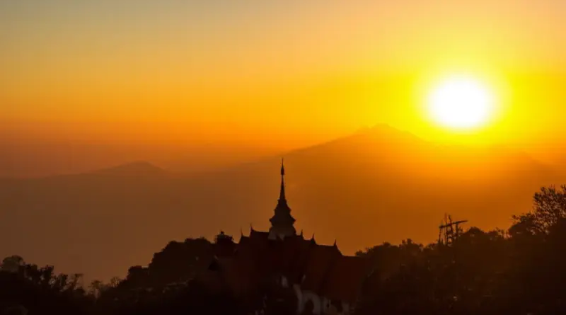 Top spots and angles for unobstructed sunrise photos at Wat Phra That Doi Suthep + camera settings and composition tips