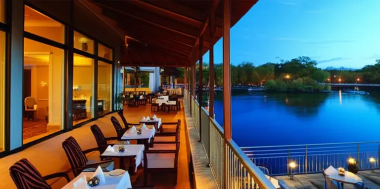 What to Expect: Rooms, Amenities, Dining, and Peaceful Riverfront Experiences