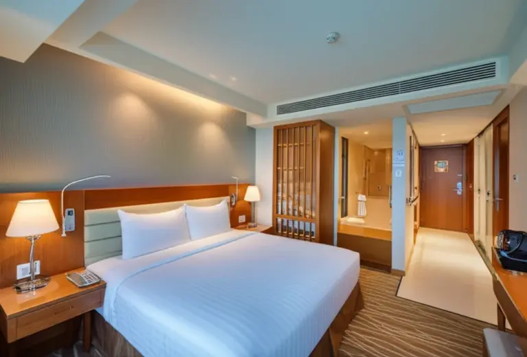 Detailed Reviews of Top Wheelchair-Accessible Hotels in Chiang Mai 2025: room layouts, accessibility ratings, photos, pricing, and booking tips