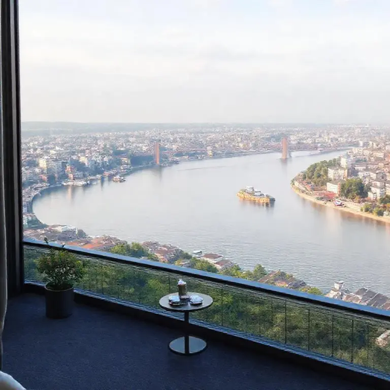 Rooms, River-Facing Suites, and Amenities to Look For: Prices, Peak Seasons, and How to Score the Best River View