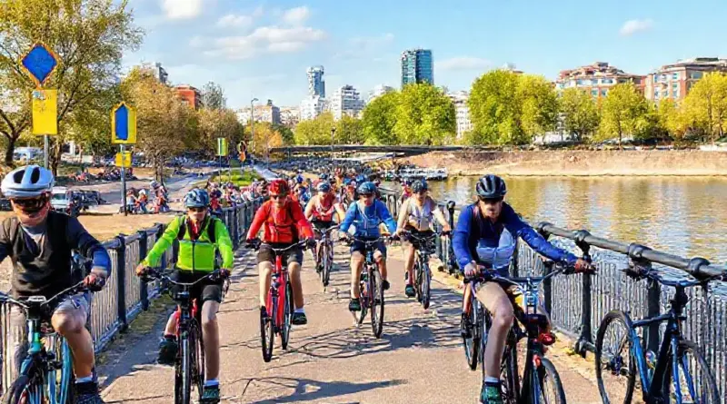 What to Expect from Free Bike Programs and Active Perks: Routes, Safety, and How to Plan Riverside Cycling Days